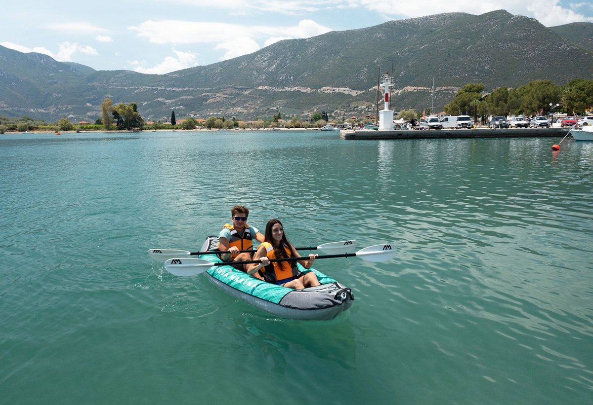 Απεικονίζεται το καγιάκ από πλάγια όψη.